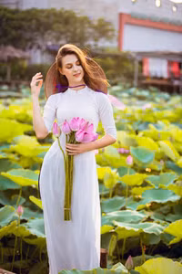 [Ảnh] Dân mạng mê mẩn với bộ ảnh của cô gái Tây chụp bên đầm sen