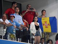 [ẢNH] Cô bồ xinh đẹp buồn thiu nhìn Ronaldo thua trận và rời World Cup