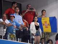 [ẢNH] Cô bồ xinh đẹp buồn thiu nhìn Ronaldo thua trận và rời World Cup