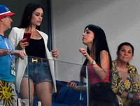 [ẢNH] Cô bồ xinh đẹp buồn thiu nhìn Ronaldo thua trận và rời World Cup