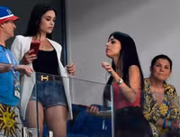 [ẢNH] Cô bồ xinh đẹp buồn thiu nhìn Ronaldo thua trận và rời World Cup