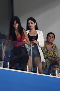 [ẢNH] Cô bồ xinh đẹp buồn thiu nhìn Ronaldo thua trận và rời World Cup