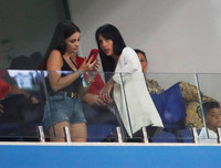 [ẢNH] Cô bồ xinh đẹp buồn thiu nhìn Ronaldo thua trận và rời World Cup