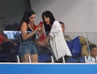 [ẢNH] Cô bồ xinh đẹp buồn thiu nhìn Ronaldo thua trận và rời World Cup