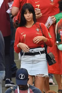 [ẢNH] Cô bồ xinh đẹp buồn thiu nhìn Ronaldo thua trận và rời World Cup