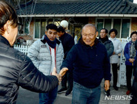 [ẢNH] HLV Park Hang-seo được chào đón như người hùng khi về thăm quê