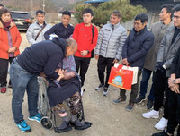 [ẢNH] HLV Park Hang-seo được chào đón như người hùng khi về thăm quê