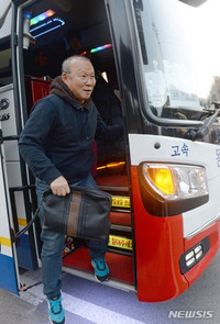 [ẢNH] HLV Park Hang-seo được chào đón như người hùng khi về thăm quê