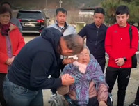 [ẢNH] HLV Park Hang-seo được chào đón như người hùng khi về thăm quê