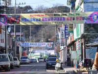 [ẢNH] HLV Park Hang-seo được chào đón như người hùng khi về thăm quê