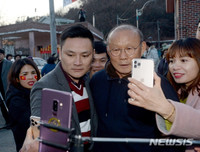 [ẢNH] HLV Park Hang-seo được chào đón như người hùng khi về thăm quê