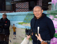 [ẢNH] HLV Park Hang-seo được chào đón như người hùng khi về thăm quê