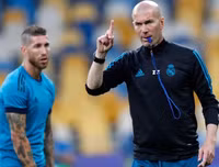 [ẢNH] Zidane ăn mặc cực chất trong ngày 