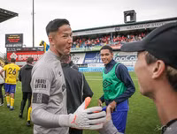 [ẢNH] Không được thi đấu, Công Phượng làm gì sau chiến thắng của Sint-Truidense?