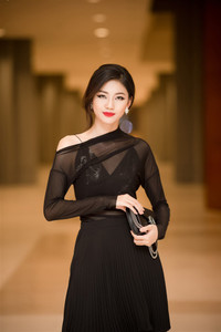 Á hậu Thanh Tú gợi cảm với phong cách thời trang xuyên thấu