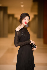 Á hậu Thanh Tú gợi cảm với phong cách thời trang xuyên thấu