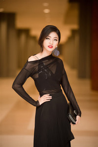 Á hậu Thanh Tú gợi cảm với phong cách thời trang xuyên thấu