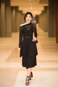 Á hậu Thanh Tú gợi cảm với phong cách thời trang xuyên thấu