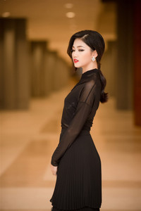 Á hậu Thanh Tú gợi cảm với phong cách thời trang xuyên thấu