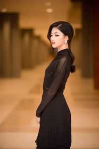 Á hậu Thanh Tú gợi cảm với phong cách thời trang xuyên thấu