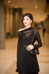 Á hậu Thanh Tú gợi cảm với phong cách thời trang xuyên thấu