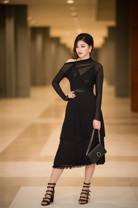 Á hậu Thanh Tú gợi cảm với phong cách thời trang xuyên thấu