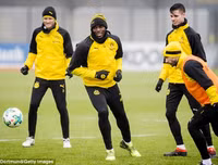 [ẢNH] Huyền thoại điền kinh Usain Bolt ăn tập cùng Dortmund, chờ ngày trình làng