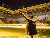 [ẢNH] Huyền thoại điền kinh Usain Bolt ăn tập cùng Dortmund, chờ ngày trình làng