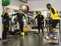 [ẢNH] Huyền thoại điền kinh Usain Bolt ăn tập cùng Dortmund, chờ ngày trình làng
