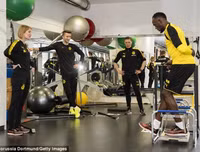 [ẢNH] Huyền thoại điền kinh Usain Bolt ăn tập cùng Dortmund, chờ ngày trình làng