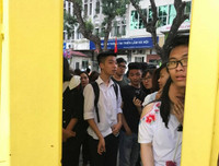 [ẢNH] CĐV quây kín cửa sân Hàng Đẫy chờ gặp thần tượng U23 Việt Nam