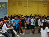 [ẢNH] CĐV quây kín cửa sân Hàng Đẫy chờ gặp thần tượng U23 Việt Nam