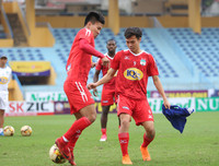 [ẢNH] CĐV quây kín cửa sân Hàng Đẫy chờ gặp thần tượng U23 Việt Nam