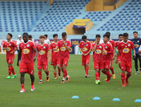 [ẢNH] CĐV quây kín cửa sân Hàng Đẫy chờ gặp thần tượng U23 Việt Nam