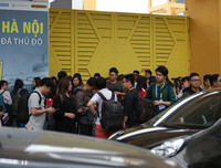 [ẢNH] CĐV quây kín cửa sân Hàng Đẫy chờ gặp thần tượng U23 Việt Nam