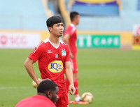 [ẢNH] CĐV quây kín cửa sân Hàng Đẫy chờ gặp thần tượng U23 Việt Nam