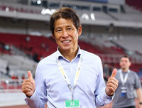 [ẢNH] Tự tin thái quá, HLV Indonesia chỉ biết ôm mặt khi thua đậm Thái Lan