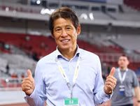 [ẢNH] Tự tin thái quá, HLV Indonesia chỉ biết ôm mặt khi thua đậm Thái Lan