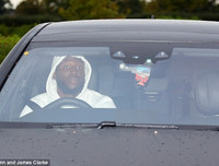 [ẢNH] Ibra, Lukaku và dàn sao M.U lạnh lùng đến sân tập, chờ đại chiến Liverpool