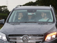 [ẢNH] Ibra, Lukaku và dàn sao M.U lạnh lùng đến sân tập, chờ đại chiến Liverpool