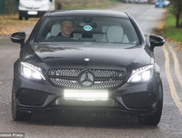 [ẢNH] Ibra, Lukaku và dàn sao M.U lạnh lùng đến sân tập, chờ đại chiến Liverpool