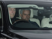 [ẢNH] Ibra, Lukaku và dàn sao M.U lạnh lùng đến sân tập, chờ đại chiến Liverpool