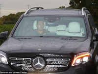 [ẢNH] Ibra, Lukaku và dàn sao M.U lạnh lùng đến sân tập, chờ đại chiến Liverpool