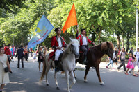 Phố đi bộ Hồ Gươm sôi động cùng màn diễu hành của các nghệ sỹ xiếc