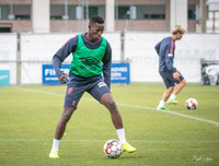 [ẢNH] Công Phượng ưu tư trên sân tập, mông lung về tương lai