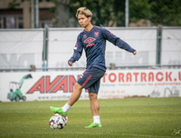 [ẢNH] Công Phượng ưu tư trên sân tập, mông lung về tương lai