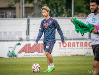 [ẢNH] Công Phượng ưu tư trên sân tập, mông lung về tương lai