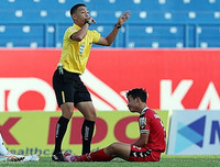 Chiến sĩ CSCĐ, trọng tài Ngô Duy Lân và những hành động cứu người kịp thời trên sân cỏ Việt Nam