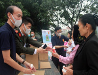 [ẢNH] Người dân Hạ Mỗ hứng khởi nhận 1.600 chai nước rửa tay khô miễn phí