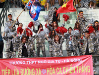 [ẢNH] Dàn cổ động viên 600 người gây ấn tượng khán đài Tây Hồ